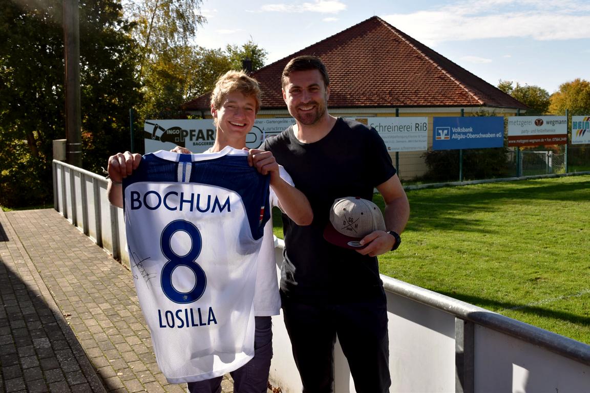 Heiko Butscher überreicht den Hauptgewinn der Tombola, ein matchworn Trikot von Anthony Losilla (Kapitän Vfl Bochum), an den glücklichen Gewinner Hannes Weizenegger